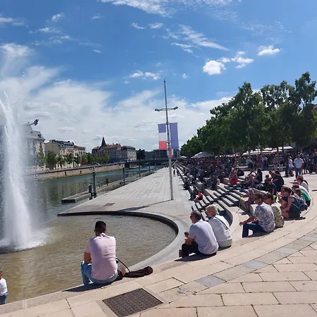 Les Loges De Véro - Duplex - Entièrement Climatisé - Rénové En 2024 - Classé 3 étoiles - Parking Privé - Garage Vélos Et Motos - 1 Et 1 Canapé Convertible - à 5 Min Du Centre De Verdun - Boulangerie Et Petite Restauration à Proximité Appartamento Thierville-sur-Meuse